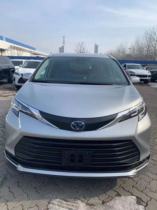 2022款丰田塞纳2.5油电混动动力30多万