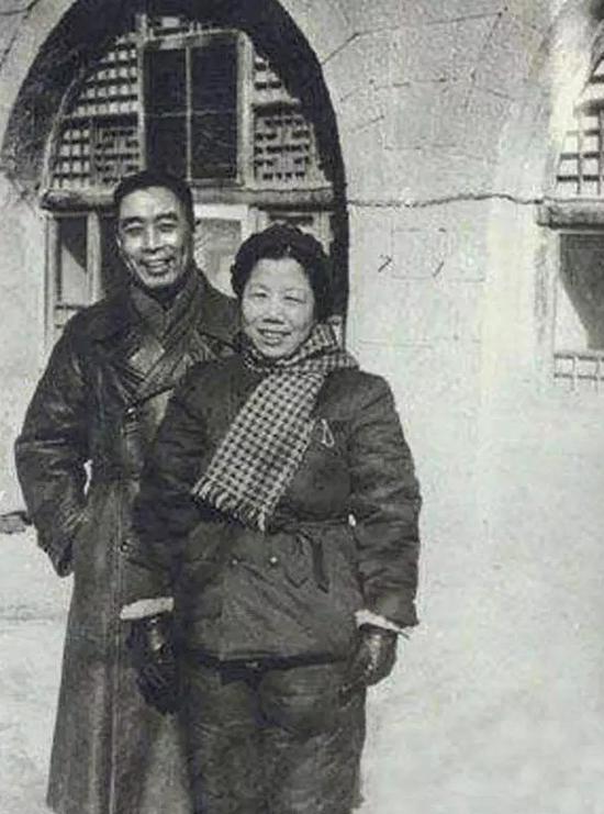 1947年,周恩来和邓颖超在延安