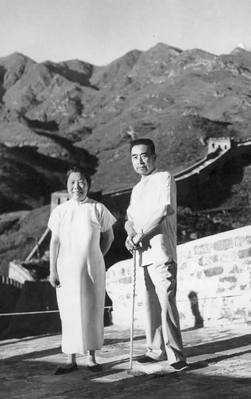 1955年,邓颖超和周恩来在八达岭