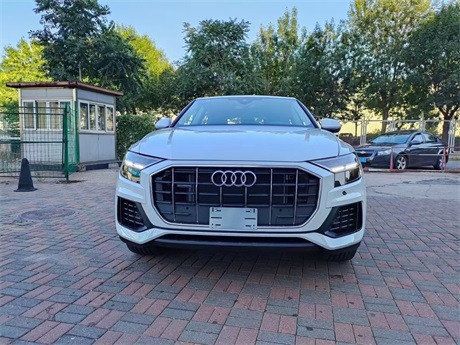 2022款奥迪Q8高配21轮现车3.0T白棕70万