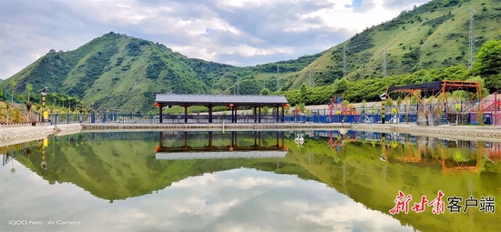 天津市通过东西部协作，致力于张家川县恭门镇天河村生态振兴，实现乡村美丽、生态宜居。