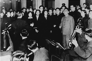 △周恩来总理和群众共唱《歌唱祖国》,王莘指挥