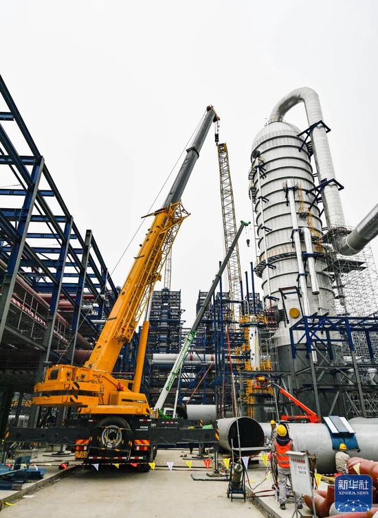 ↑2月9日，大型机械在天津南港乙烯项目工地施工作业。