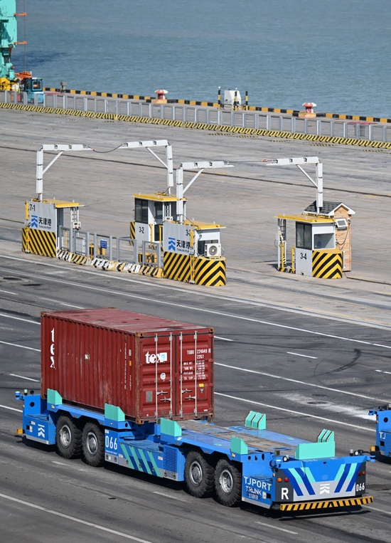 智能水平运输机器人在天津港全物联网集装箱码头作业（2月21日摄）。