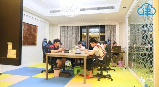 队员们在进行训练