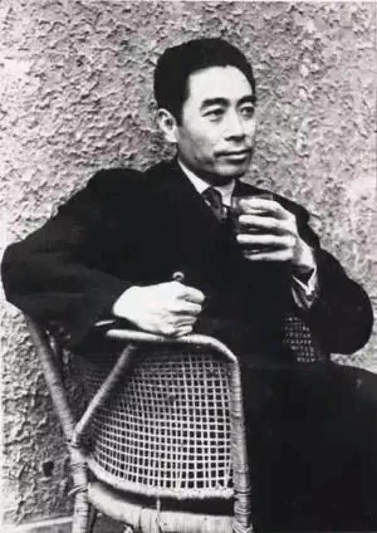 1946年,周总理在南京梅园新村17号院