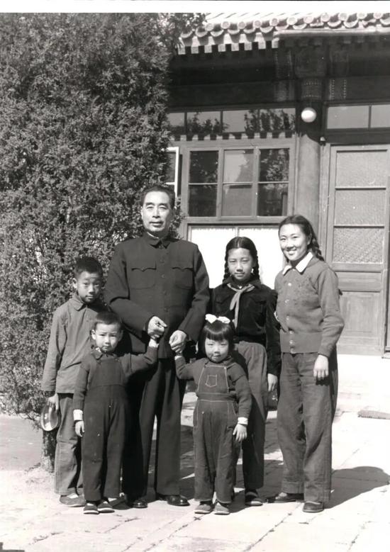 ▲1956年4月,周恩来在中南海西花厅与侄女、侄子们合影,孩子从左至右为周秉华、周秉和、周秉建、周秉宜、周秉德
