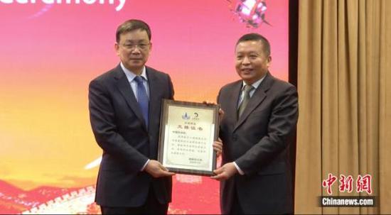 中国国家航天局局长、探月工程总指挥张克俭向中国科学院院长侯建国交接样品证书。李晨 摄