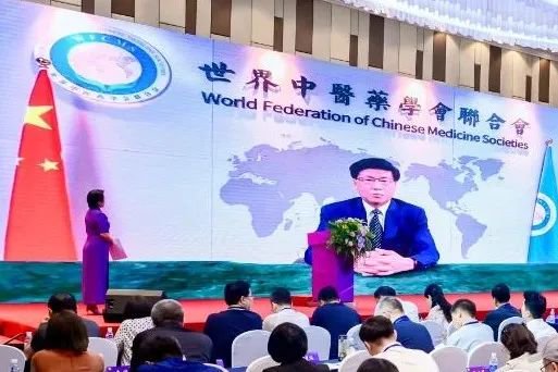原国家中医药管理局科技司司长、世界中医药学会联合会副主席兼秘书长李昱致辞