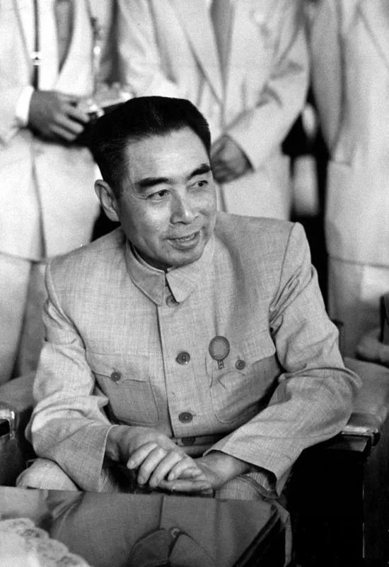 穿中山装,很帅