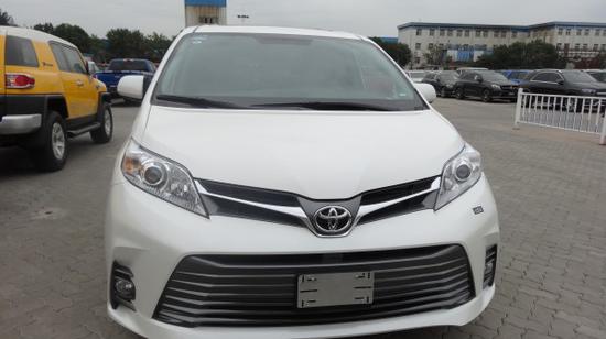 2019款丰田大霸王经典豪华款特卖店内