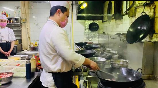 (饭店后厨)