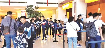 西藏代表团抵达滨海国际机场