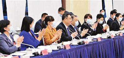 热烈讨论。