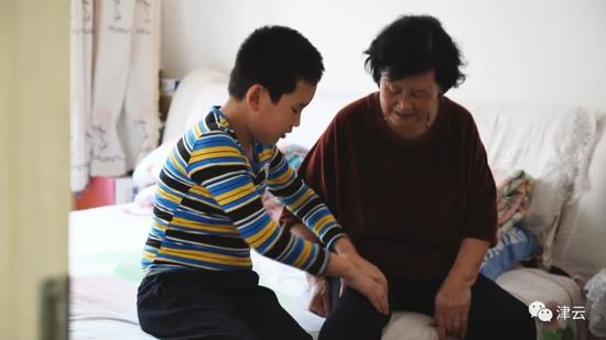 周子烨照顾姥姥