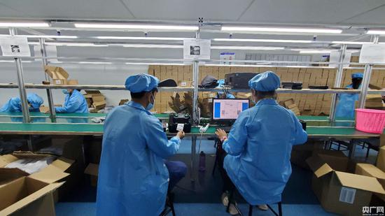 工人正在调试设备(央广网记者 刘阳 摄)