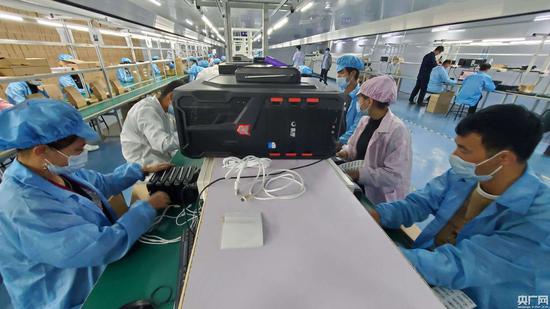工人正在加工电子设备(央广网记者 刘阳 摄)