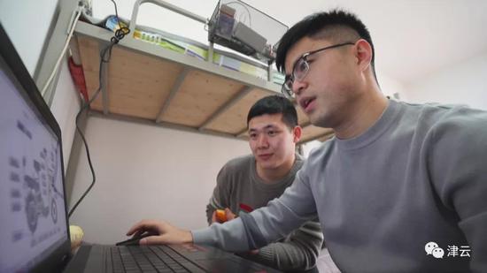 张佳琳(右)和同事在宿舍探讨业务知识