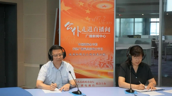 左：市社保中心副主任蔡立强；右：市社保中心养老待遇支付处处长刘艳欣