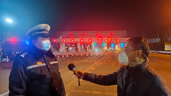 2022年1月15日,许昌广播电视台记者夏阳(右)到禹州北站防控卡点采访河南省长葛市公安局支援禹州抗疫小组值勤民警。