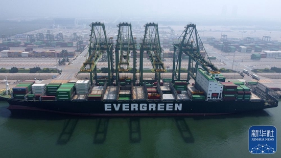 ↑7月14日，一艘货轮停靠在天津港太平洋国际集装箱码头（无人机照片）。