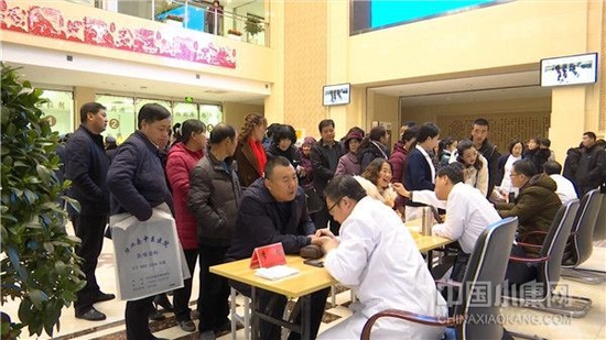 支援华池的医生们在华池中医院为当地群众义诊
