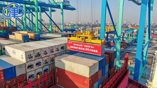 天津港“智慧零碳”码头集装箱吞吐量突破100万标准箱