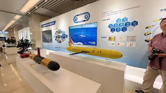 图为天津滨海—中关村科技园中展出的创新成果。新华网 贾凯淇 摄