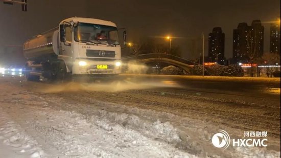 全力以赴清雪除冰 保障出行安全