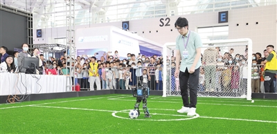2023亚太机器人世界杯天津国际邀请赛吸引了来自世界不同国家的选手，也是最受学生和家长欢迎的项目之一。 本报记者 赵建伟 孙立伟 潘立峰 摄