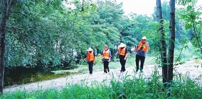 8月4日以来，西青区在子牙河、独流减河大堤上成立66个堤防巡查工作站临时党支部，近千名共产党员24小时轮流上堤，全方位、无死角地巡护。图为日前西青区辛口镇第十五巡堤小组在独流减河堤坝上巡堤。 记者 潘立峰 通讯员 袁忠清 摄