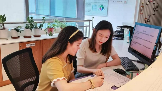 李奕馨(左)与陈静宜(右)在天津大学心理健康教育中心内工作。(受访者供图)