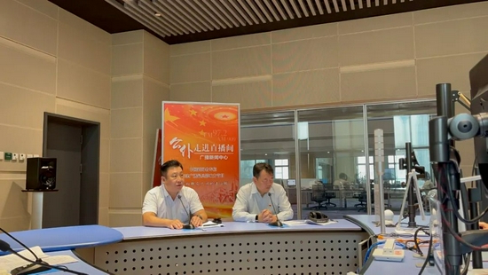 左：市社保中心副主任  崔宏；右：市社保中心数据开发处处长宫强