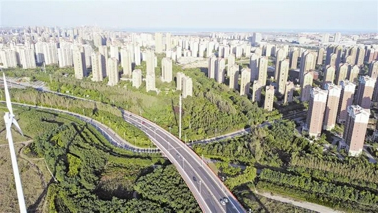 中新天津生态城正在打造城市绿道环线工程，全长18.4公里，将串联南堤滨海步道公园、印象海堤公园、贝壳堤湿地公园、遗鸥公园等十大公园，成为环绕全城的绿色生态景观廊道。