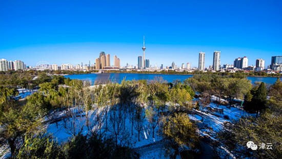 11月8日，一场暴雪过后，艳阳重现，碧空万里