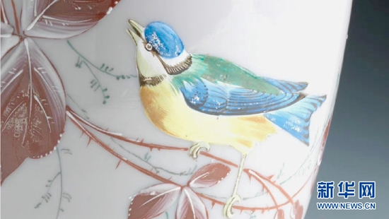 不透明灰色玻璃画珐琅花鸟纹瓶