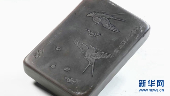 清 顾二娘制双燕衔花端砚