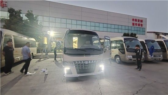 丰田考斯特11座价格含秘书桌及办公桌