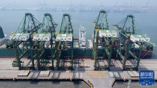 ↑7月14日，一艘货轮停靠在天津港太平洋国际集装箱码头（无人机照片）。新华社记者 赵子硕 摄