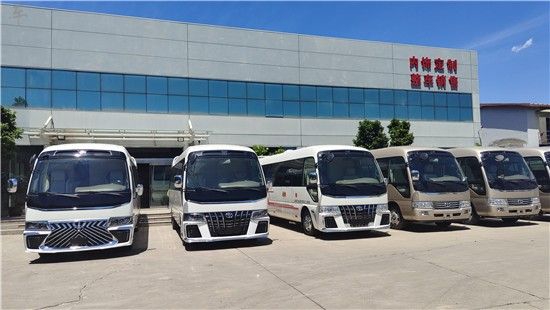 丰田考斯特17座全车灯光采用豪华版