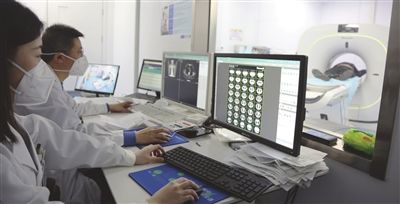 各级医院影像科CT检查量激增，每日超负荷运转。