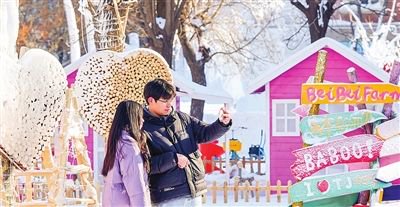 近日，位于河北区意风区原一宫院内的冰雪童话小镇项目正式对外开放。 本报记者 宋德松 吴迪 摄影报道