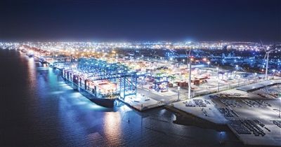 “现代鹿特丹”轮在天津港北疆港区C段智能化集装箱码头进行装卸作业。 天津港集团供图