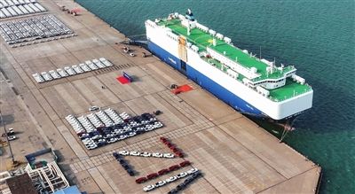 日前，天津港滚装码头迎来“维京海”轮滚装船，来自河北定州的660台长安汽车乘船出口到南美洲的智利。 通讯员 李四航 记者 吴迪 摄