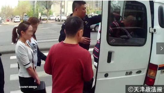 涉案人员被押上警车