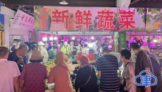 河东区一菜市场熙熙攘攘,市民在挑选新鲜蔬菜