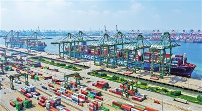 在中国北方最大的综合性港口天津港，来自美洲、欧洲、东南亚的货物在此集结转运，服务国内国际双循环。夏德崧摄（中经视觉）