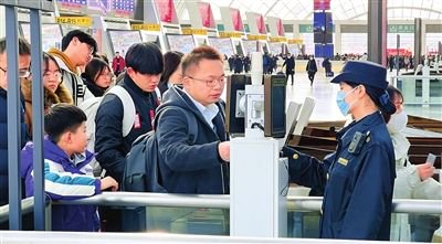 【新春走基層】春運首日現場直擊：用“十二分熱情”守護平安