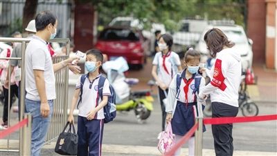 昨日，南开区西营门外小学的学生们有序排队测温入校。 本报记者 胡凌云 通讯员 王英浩 摄