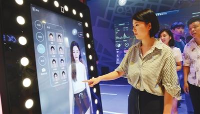 智能试衣镜亮相展会。本报记者 张磊 摄